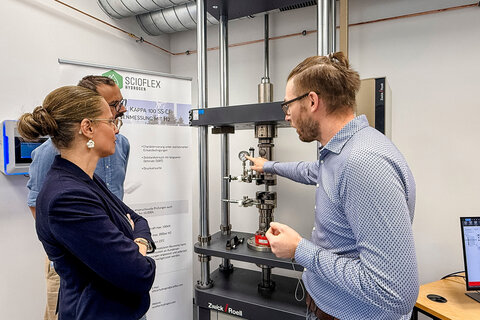Landeshauptmann-Stellvertreterin Anja Haider-Wallner mit SCIOFLEX-Geschäftsführer Bernd Schrittesser beim Besichtigen der Testanlagen.