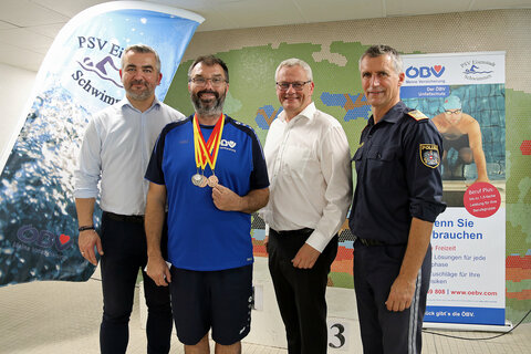 Sportlandesrat Mag. Heinrich Dorner, Eisenstadts Bürgermeister Mag. Thomas Steiner und Landespolizeidirektor Mag. Martin Huber (v.l.) gratulierten Markus Thurner (2.v.l.) zu seinen hervorragenden Leistungen.