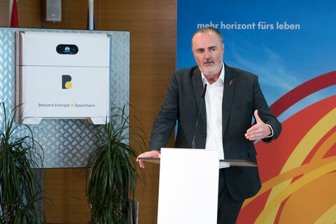 Landeshauptmann Hans Peter Doskozil und der Vorstandsvorsitzende der Burgenland Energie AG, Stephan Sharma, präsentieren die burgenländische „Speicherstrategie 2030“.