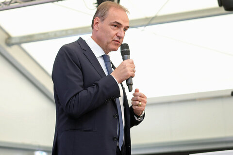 Landesrat Dr. Leonhard Schneemann bei seinen Grußworten anlässlich der Eröffnung der Tagung in Jennersdorf.