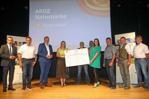 Harald Horvath (RMB-Geschäftsführer) mit Franz Josef Kern (Obmann Naturpark Raab-Örseg-Goricko), LH Hans Peter Doskozil, LRin Daniela Winkler, Engelbert Kenyeri (Obmann Naturpark Geschriebenstein), Thomas Böhm (GF ARGE der Bgld. Naturparke), LH-Stv.in Astrid Eisenkopf, Kurt Fischer (Obmann Naturpark Rosalia-Kogelberg), Johann Weber (Obmann Naturpark Weinidylle) und Adrian Bernhart (Obmann Naturpark Landseer Berge)