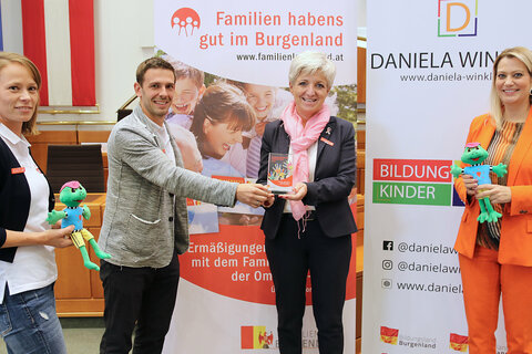 Landesrätin Daniela Winkler mit ASKÖ-Vizepräsidentin LAbg. Doris Prohaska (3.v.l.), Mathias Binder und Kristin Haider-Maurer (1.v.l.), die für die ASKÖ Burgenland den 1. Preis für die Videoclips mit Bewegungstipps für Kinder entgegennehmen durften