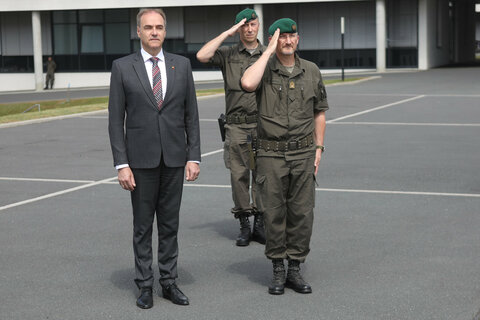 Landesrat Dr. Leonhard Schneemann (l.) mit Oberst, Bataillonkommandant Christian Luipersbeck (hinten) und Brigadier Mag. Christian Habersatter (r., vorne).