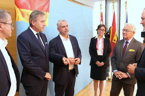 Landeshauptmann Hans Peter Doskozil im Gespräch mit VertreterInnen der Banken und der Landesholding Burgenland. V.l.: Hans-Peter Rucker, GF Landesholding Burgenland, Christian Jauk, Vorstandsvorsitzender der Bank Burgenland und CEO der GRAWE, Dr. Peter Bosek, Chef Erste Bank Österreich, Mag. Susanne Wendler, Vorstand Bank Austria, DI Dr. Georg Pölzl, Vorstandsvorsitzender, Generaldirektor (CEO) Post AG, LH Hans Doskozil