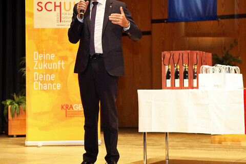 Landesrat Dr. Leonhard Schneemann auf der Bühne bei seiner Festrede im Zuge der Diplomverleihung.