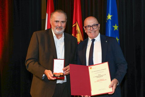 Landeshauptmann Hans Peter Doskozil übergab im festlichen Ambiente des KUZ Mattersburg die Ehrenzeichen an die ausgezeichneten Persönlichkeiten