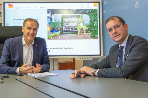Landesrat Dr. Leonhard Schneemann (links im Bild) und Landesjagdkoordinator DI Hans Peter Weiss präsentieren die neue Jagd-Homepage des Landes.
