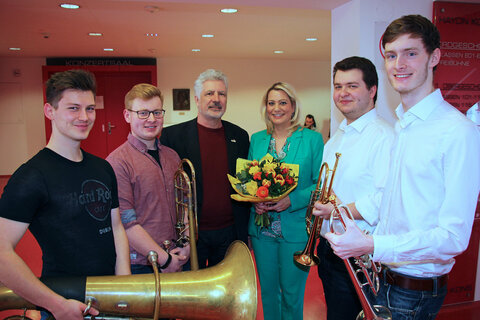 Landesrätin Mag.a (FH) Daniela Winkler wurde bei ihrem Antrittsbesuch im Joseph-Haydn-Konservatorium in Eisenstadt von Direktor Prof. Mag. Tibor Nemeth, Prof. Mag. Martin Bramböck, Leiter des Studiendekanats für Instrumentalstudien, und den StudentInnen in Empfang genommen