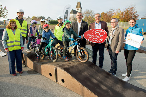 Landesrat Mag. Heinrich Dorner gratulierte den Schülerinnen und Schülern sowie Lehrerinnen und Lehrern der Volksschule Breitenbrunn zum Gewinn Bester Neueinsteiger bei „Österreich radelt zur Schule“.