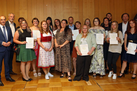 Soziallandesrat Dr. Leonhard Schneemann und Schulleiter Mag. Günter Hochwarter, MSc mit allen Diplomantinnen und Diplomanten in Pinkafeld.