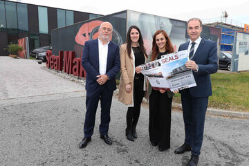 Johann Glocknitzer, Geschäftsführer und Eigentümer von Seal Maker, Vizebürgermeisterin Eva Schachinger, MA, Christina Glocknitzer, Mitglied der Geschäftsführung von Seal Maker, und Wirtschaftslandesrat Leonhard Schneemann