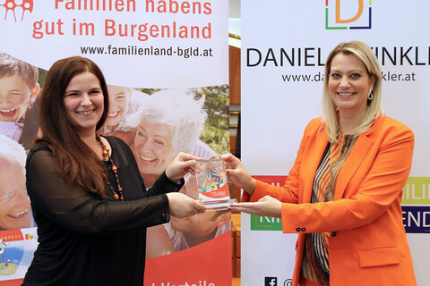 Landesrätin Daniela Winkler übergab den 2. Preis an Anna Bogner-Gombotz für die Facebook-Gruppe „Kleines Nest - Beratungen rund ums Baby“