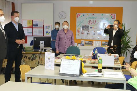 In den Schulungsräumen fand Landesrat Dr. Leo Schneemann Gelegenheit zu einem Gespräch mit aktuellen Teilnehmern an der Anlehre.