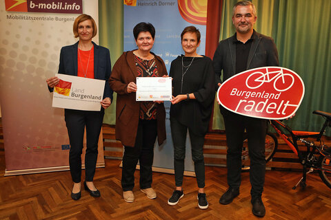 Christine Zopf-Renner und Landesrat Heinrich Dorner (v.l.) mit Direktorin-Stv. Elisabeth Ringauf und Administratorin Sybille Kerschbaum von der Siegerschule "Naturwissenschaftliche Mittelschule Horitschon".