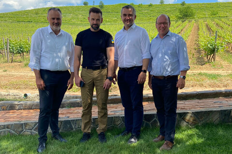 Angesichts der geplanten Vertiefung der Wirtschaftsbeziehungen zwischen den beiden Partnerregionen gehörten der burgenländischen Delegation, die der Vorsitzende der Region Transkarpatien, Viktor Mykyta, begrüßte, neben Landeshauptmann Hans Peter Doskozil und Landesrat Heinrich Dorner auch Wirtschaftsvertreter, wie Weinbau-Präsident Andreas Liegenfeld, an.