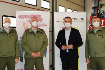 Landesrat Heinrich Dorner (2. v.r.) gemeinsam Alois Kögl (r), dem Michael Hauser (2. v.l.) nachfolgen wird; Philipp Werderitsch (l.) wird ab Mai die Feuerwehrschule leiten;