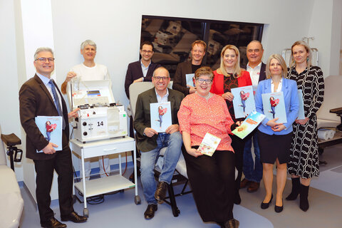 Mit dem Standort Kittsee wurde das dritte Plasmaspendezentrum von EUROPLASMA im Burgenland eröffnet. V.l.: Benjamin Méry (GF EUROPLASMA) Dr. Ernst Prassé, Michael Schoppe (GF LLB Immo KAG), BGM Johannes Hornek, Mag. Stephan Sonneborn (EUROPLASMA), Karin Modl (ÖSPID), LR Daniela Winkler, Rober Frank (WKO), Mag. Claudia Marth (EUROPLASMA), Veronika Pavlovic (EUROPLASMA)