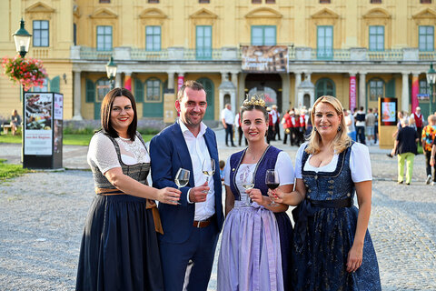 Landeshauptmann-Stv. Mag.a Astrid Eisenkopf, Obmann Ausschuss "Weintourismus Burgenland" Mag. Herbert Oschep, Burgenlands Weinkönigin Susanne I. Riepl und Landesrätin Mag.a (FH) Daniela Winkler (v.l.) stießen nach der Eröffnung mit einem Glas Wein auf die Wein- & Genusstage an.