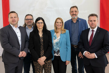 v.l. Schulqualitätsmanager MMag. Bernd Hochwarter, KommR Mst. Franz Nechansky, Dr. Beate Kälz, Werksleiterin Sanochemia, LRin Mag.a (FH) Daniela Winkler, AK-Präsident Gerhard Michalitsch, HTBLA-Dir. Thomas Schober