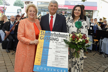 Landeshauptmann-Stellvertreterin Mag.a Astrid Eisenkopf (r.) und Landtagspräsidentin Verena Dunst (l.) gratulierten Bürgermeister Vinzenz Knor (Mitte) zum 50-jährigen Jubiläum der Stadt Güssing.