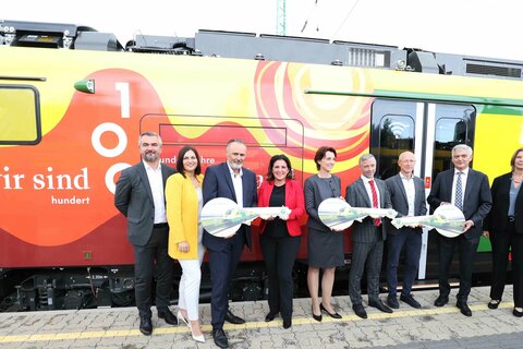 Verkehrslandesrat Heinrich Dorner, Landeshauptmann-Stellvertreterin Astrid Eisenkopf, Landeshauptmann Hans Peter Doskozil, Sandra Gott-Karlbauer, GF ÖBB-Technische Services GmbH, Hana Dellemann, stv. Generaldirektorin Raaberbahn, Herbert Kasser, Generalsekretär Bundesministerium für Klimaschutz, Arnulf Wolfram, CEO Siemens Mobility, und Mag. Karin Zipperer, GF Verkehrsverbund Ost-Region (VOR)