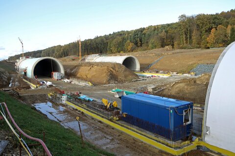 Die zwei derzeit entstehenden Tunnel neben der Bundesstraße in Rudersdorf.