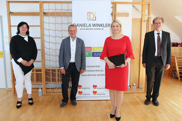 Bildungslandesrätin Daniela Winkler präsentierte gemeinsam mit der Kindergartenpädagogin Mag.a Gerda Konrath und dem Landessanitätsdirektor Dr. Ernst Gschiel einen Leitfaden für Kinderbetreuungseinrichtungen. V.l. Kindergartenpädagogin Mag.a Gerda Konrath, Bgm. Lampl, LRin Daniela Winkler, WHR Dr. Ernst Gschiel