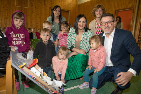 Landeshauptmann-Stellvertreterin Mag.a Astrid Eisenkopf und Bürgermeister Jürgen Karall gratulierten den Kindergartenpädagoginnen rund um Leiterin Karin Stifter