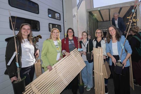 ÖKOLOG-Schulen bekamen als Dank für ihr Engagement Jungbäume und Baumschutzgitter überreicht.