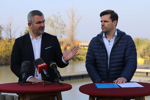 Landesrat Dorner (links im Bild) und Seemanagement-Geschäftsführer Gebhardt bei der Pressekonferenz zum Start des Pilotprojekts zur Schlamm- und Schilfbeseitigung am Neusiedler See in Podersdorf.
