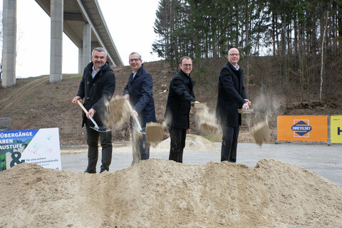 Straßenbaulandesrat Heinrich Dorner nahm mit den beiden Geschäftsführern der ASFINAG Bau Management GmbH Alexander Walcher (2. v. l.) und Andreas Fromm (rechts) sowie Sieggrabens Bürgermeister Andreas Gradwohl (2. v. r.) den Spatenstich vor