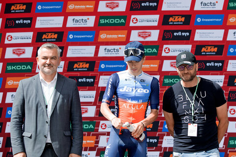 Sportlandesrat Mag. Heinrich Dorner (links) und Horst Gager (Blaufränkischland; rechts) gratulierten dem Italiener Davide De Pretto (Team Jaco AlUla; Mitte) zum Sieg der 1. Etappe der 73. Tour of Austria in BadTatzmannsdorf.