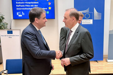 Landesrat Leonhard Schneemann mit Raffaele Fitto, Exekutiv-Vizepräsidenten der Europäischen Kommission, beim Treffen in Wien