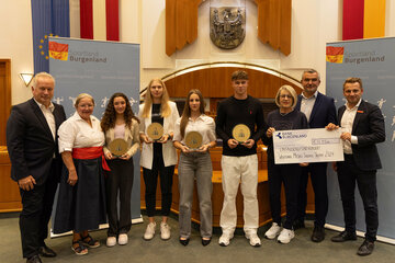 Gruppenbild von der Preisverleihung (v.l.) ASVÖ Burgenland-Präsident Robert Zsifkovits, Sportunion Burgenland Präsidentin Karin Ofner, Helena Zotos, Elina Fuchs, Tamara Lehner, Max Baxa, Initiatorin Helga Götzinger, Landesrat Heinrich Dorner, ASKÖ Burgenland Vizepräsident Ivan Grujic.