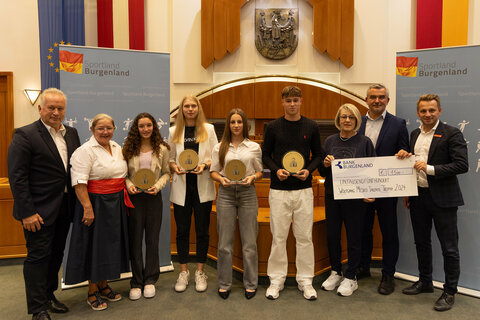 Gruppenbild von der Preisverleihung (v.l.) ASVÖ Burgenland-Präsident Robert Zsifkovits, Sportunion Burgenland Präsidentin Karin Ofner, Helena Zotos, Elina Fuchs, Tamara Lehner, Max Baxa, Initiatorin Helga Götzinger, Landesrat Heinrich Dorner, ASKÖ Burgenland Vizepräsident Ivan Grujic.
