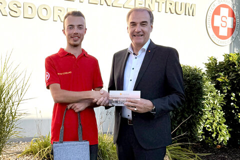 Soziallandesrat Dr. Leonhard Schneemann gratulierte Nico Müller zum Landessieg als Zivildiener des Jahres.