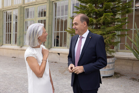 Landesrat Dr. Leonhard Schneemann und Doris Zoder-Spalek, MBA, die geschäftsführende Obfrau von MOKI Burgenland, beim 25-Jahr-Jubiläum.