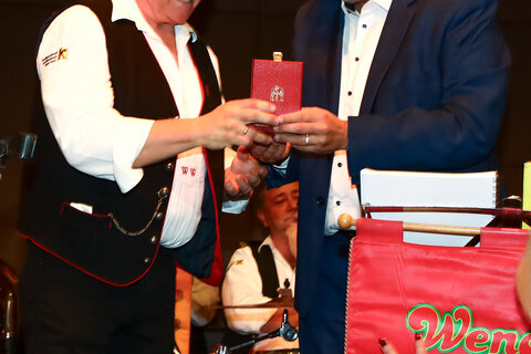Landeshauptmann Hans Peter Doskozil dankte Werner Wendelin für sein musikalisches Lebenswerk und überreichte das Goldene Ehrenzeichen des Landes Burgenland