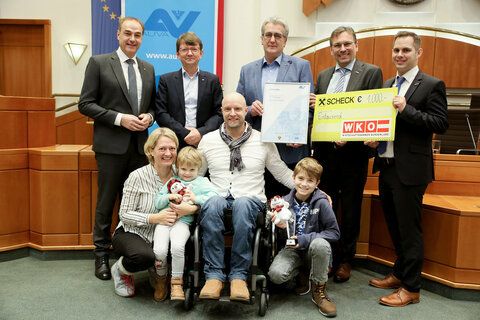 Landesrat Leonhard Schneemann, Reinhard Minixhofer (AUVA Landesstelle Wien), Wolfgang Birbamer (Gewerkschaft Bau-Holz Wien), Franz Nechansky (Wirtschaftskammer Burgenland), Thomas Ehrenreiter (Wirtschaftskammer Burgenland) mit Christian Kropf (Preisträger) mit Lebensgefährtin Nicole und den Kindern Sofia und Julian