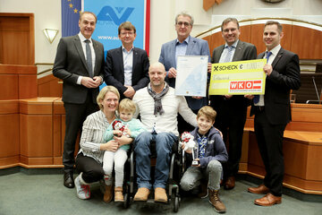 Landesrat Leonhard Schneemann, Reinhard Minixhofer (AUVA Landesstelle Wien), Wolfgang Birbamer (Gewerkschaft Bau-Holz Wien), Franz Nechansky (Wirtschaftskammer Burgenland), Thomas Ehrenreiter (Wirtschaftskammer Burgenland) mit Christian Kropf (Preisträger) mit Lebensgefährtin Nicole und den Kindern Sofia und Julian