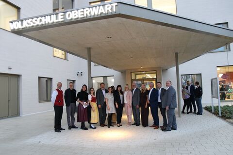 Die Festgäste vor der neuen Schule.