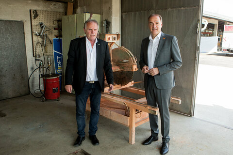 Wirtschaftslandesrat Dr. Leonhard Schneemann mit Geschäftsführer Gerhard Horn in der Werkstätte von Konstruktiva Bau in Kohfidisch.