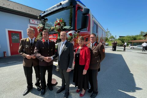 Offizielle Übergabe des neuen Rüstlöschfahrzeugs an die FF Dt. Kaltenbrunn: v.l.: LAbg. Ewald Schnecker, Orts-FF-Kdt. OBI Thomas Fröhlich, LR Dr. Leonhard Schneemann, Bgm.in Andrea Reichl, Orts-FF-Kdt. Stv. Florian Gamperl