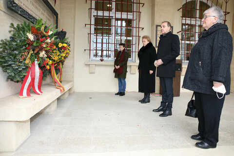 Kranzniederlegung im Gedenken an Opfer des Krieges und des Faschismus