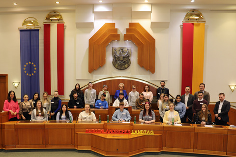 Landtagspräsidentin Verena Dunst (Mitte, hinten) mit Klubobmann Robert Hergovich (4.v.r., stehend), Klubobfrau Mag.a Regina Petrik (3.v.l. hinten, stehend) und Landtagsabgeordnete Melanie Eckhardt, MSc (links, stehend) und Auslandsdiener Jonathan Dorner (rechts, stehend) mit Direktor Karl Kruisz, MA Bed (rechts, stehend hinten) und Professor Günther Fädler (5.v.r., stehend, hinten) sowie den Schülerinnen und Schülern der 3. Klasse der Berufsschule Eisenstadt.