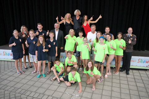 Landesrat Mag. Heinrich Dorner (7.v.l.) und Sonnentherme Lutzmannsburg-Geschäftsführer Mag. Werner Cerutti (7.v.r.) sowie Mitglieder der Blaulichtorganisatoren im Burgenland, die zur Veranstaltung in die Sonnentherme Lutzmannsburg eingeladen wurden.