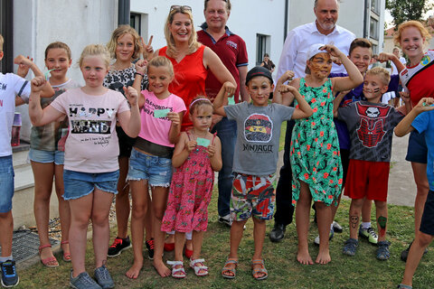 Landeshauptmann Hans Peter Doskozil, Landesrätin Daniela Winkler und der Vorsitzende der Personalvertretung des Landes, Wolfgang Toth, besuchten die Kinder beim großen Sommerfest der Kinderbetreuung des Landes.