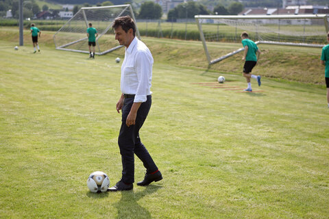 Landesrat Christian Illedits mit dem Sportlichen Leiter der Akademie, Manuel Takacs, sowie Individual-Trainer Klaus Guger und den Jugendlichen der Akademie Burgenland am Trainingsplatz in Oberwart.