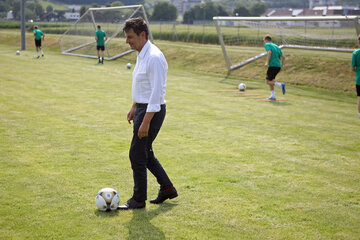 Landesrat Christian Illedits mit dem Sportlichen Leiter der Akademie, Manuel Takacs, sowie Individual-Trainer Klaus Guger und den Jugendlichen der Akademie Burgenland am Trainingsplatz in Oberwart.