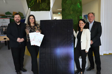 Geschäftsführer DI Martin Zloklikovits (Forschungs- und Innovations GmbH), Landeshauptmann-Stv. Mag.a Astrid Eisenkopf, Geschäftsführerin Mag. (FH) Bettina Frank (Akademie Burgenland) und Neudörfls Bürgermeister, Landtagsabgeordneter Dieter Posch (v.l.) präsentierten neue Modelle der Energiegemeinschaften.